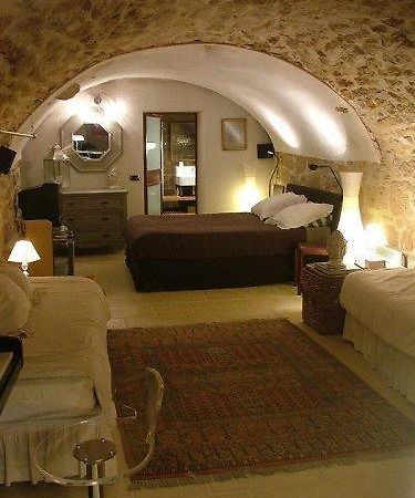 la villageoise, chambre troglodyte pitoresque au cœur du village Rognes Chambre photo